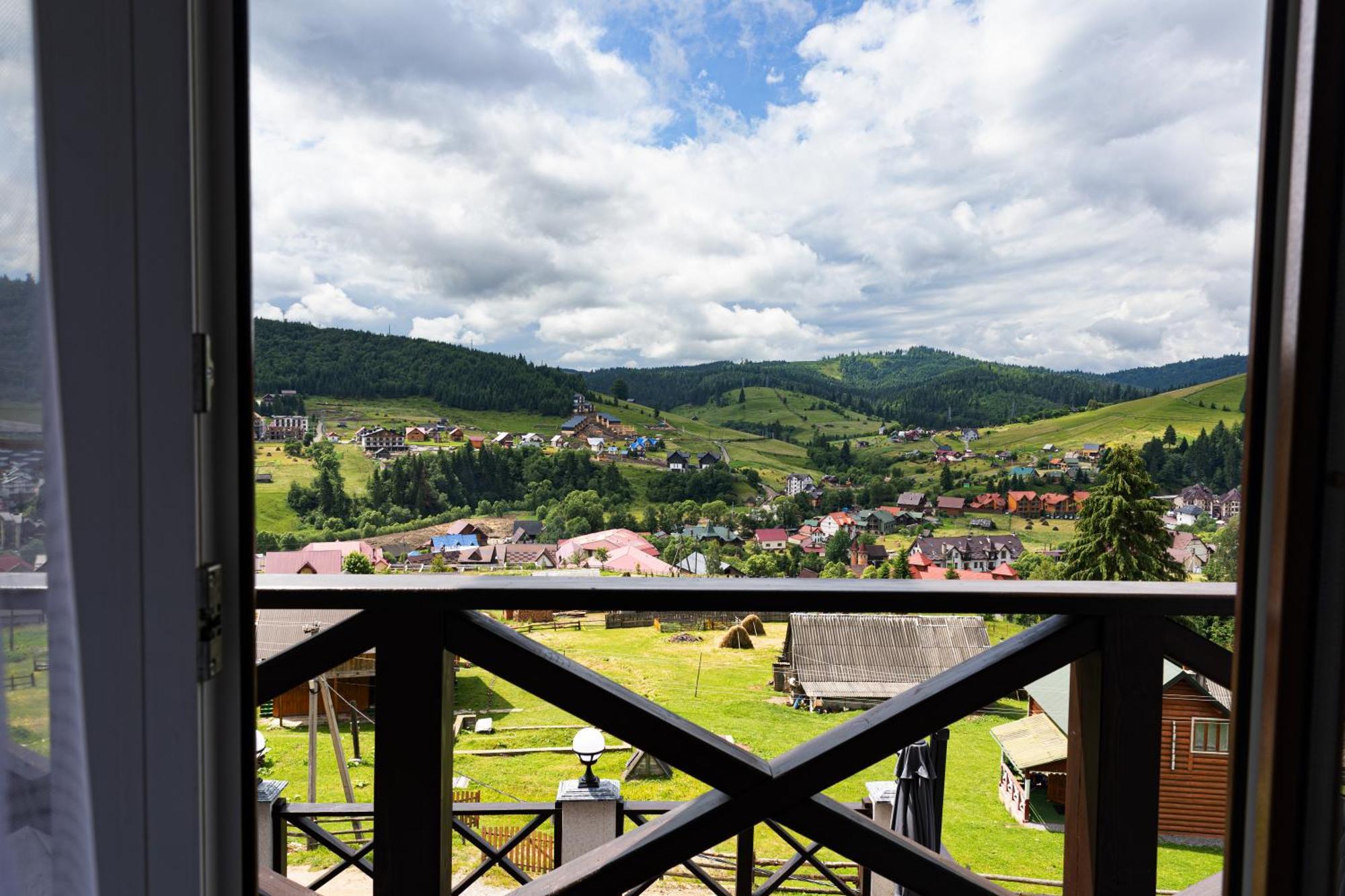Svoi Hotel Paljanycja Exteriér fotografie